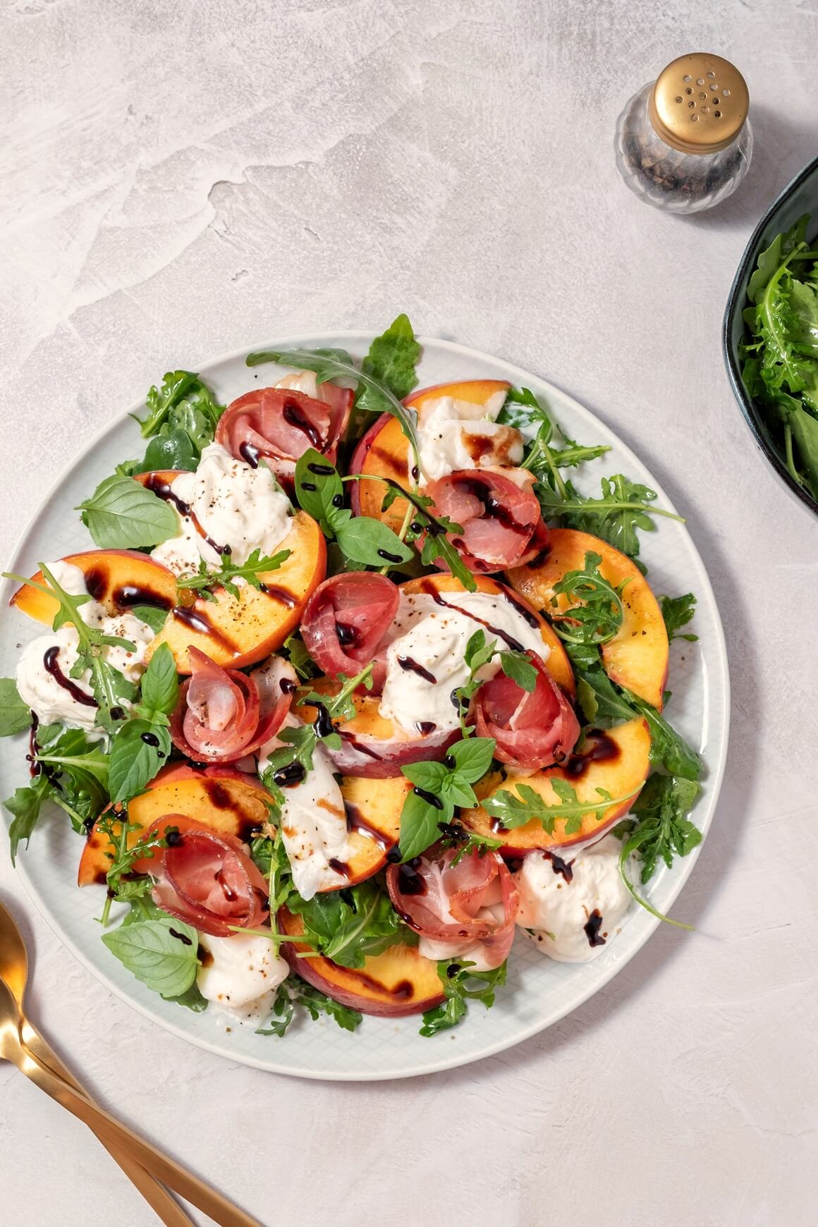 Mediteranska salata od breskve i pršuta