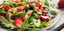 Zelena salata s piletinom i jagodama