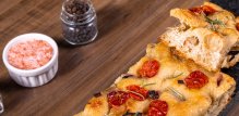 focaccia s motarom i sušenim rajčicama