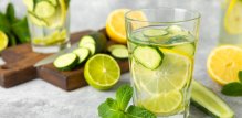 voda sobne temperature obogaćena listićima svježe metvice, kriškama krastavaca ili limete